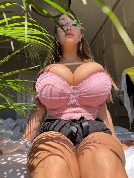 20 Pics. Big Tittied Lady Does Many Poses !! AI. 5×7 LAB Processed Photos.3t3.