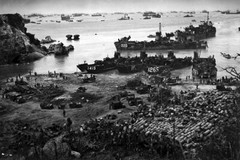 New World War II Photo: Landing Craft on the Beaches of Okinawa, 1945 – 6 Sizes!