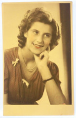 Photo girl 1942 woman girl Vienna woman colored vintage Y25