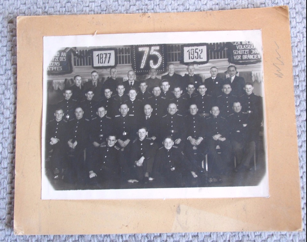 Foto 75 Jahre Feuerwehr Gruppenfoto Großfoto Feuerwehrmänner 1877-1952