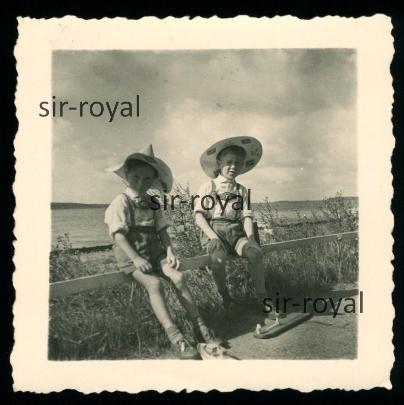 1958 – Two Boys in Leather Trousers with Sepplhut – 1950s – Photo 6x6cm