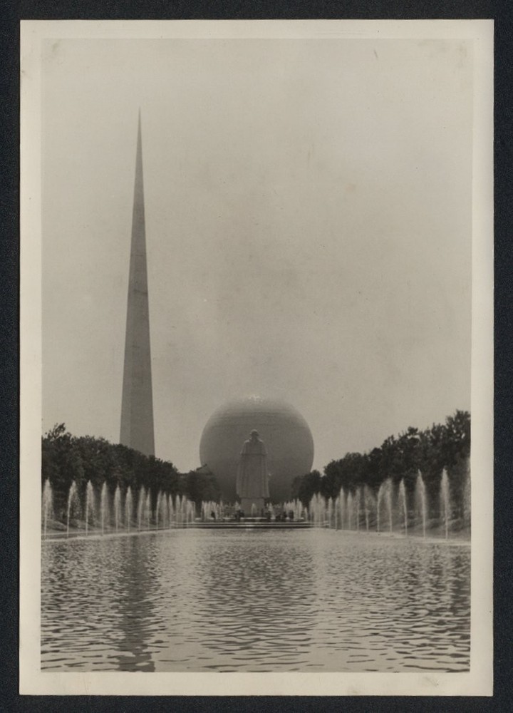 Photograph New York City, World’s Fair 1939, Obelisk, Washington – Statue & Sph