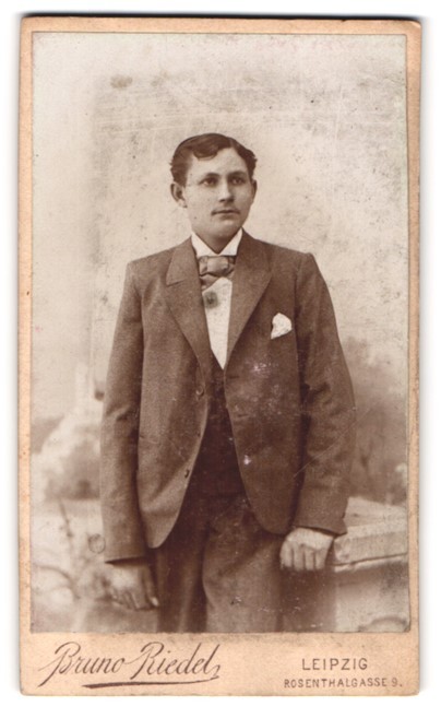 Photograph Bruno Riedel, Leipzig, Rosenthalgasse 9, portrait of a young man