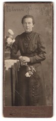 Photograph Ad. Winkler, Görlitz, Berlinerstr. 12, lady with bouquet of flowers in photo