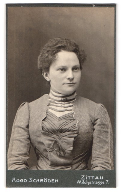 Photograph Hugo Schröder, Zittau i. S., Milchstr. 7, Portrait of an Elegantly Gek