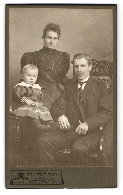 Photograph H. Hahn, Lübeck, size Burgstr. 33, Elegant Couple With A Toddler