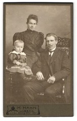Photograph H. Hahn, Lübeck, size Burgstr. 33, Elegant Couple With A Toddler