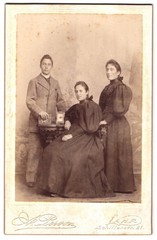 Photograph A. Person, Lahr, Schillerstraße 21, three siblings in fine twine