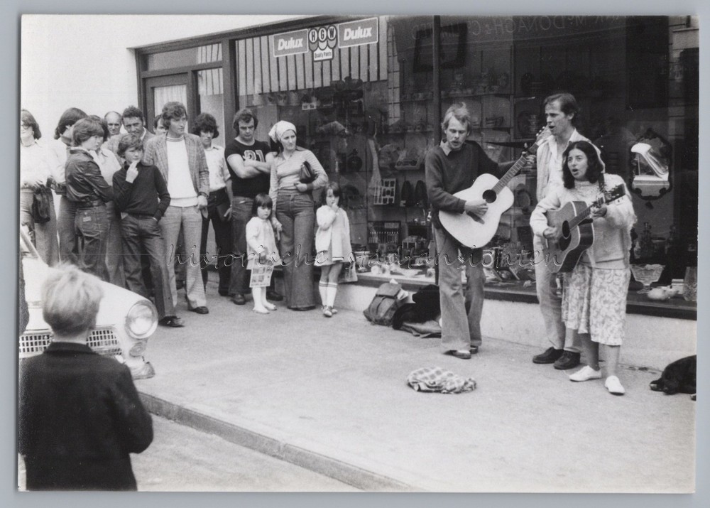 Street Musicians Music Guitar Vocal Streetlife Business – Vintage Photo 1970s