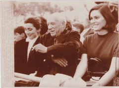 PABLO PICASSO ARTIST at a BULLFIGHT * CLASSIC 1961 ARTIST PAINTER press photo