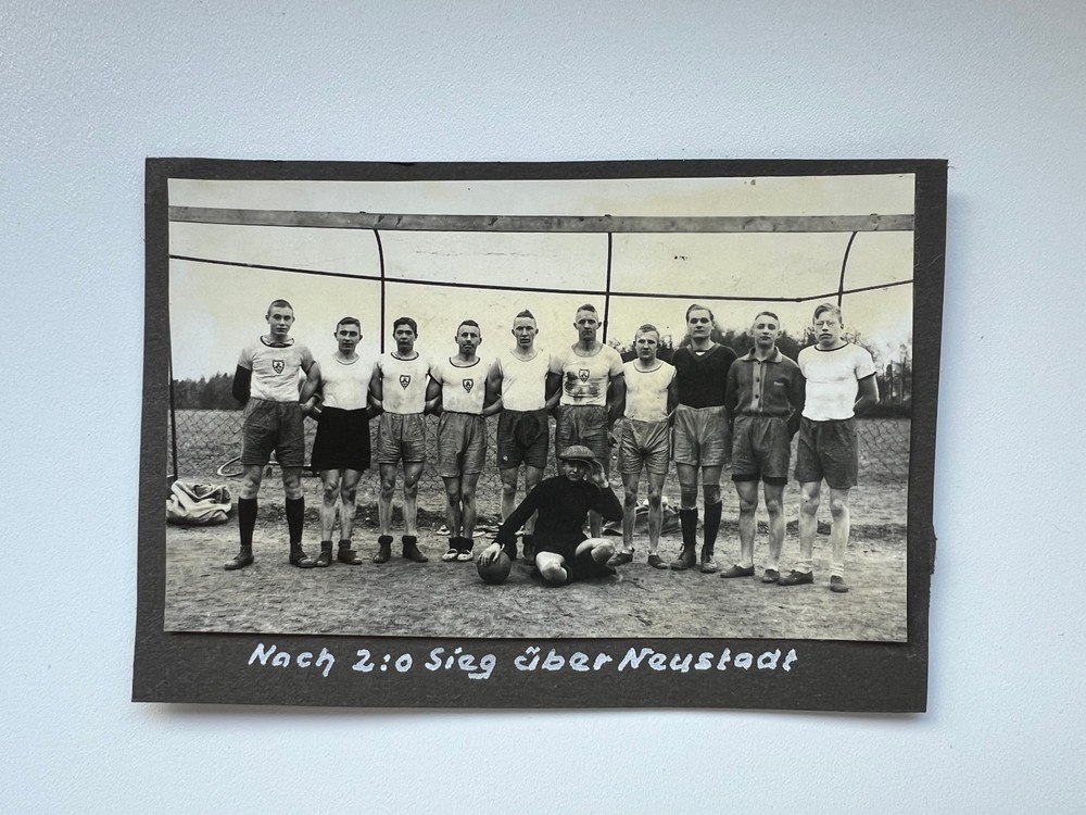 Photo F 2 football team photo 1927 7x10cm