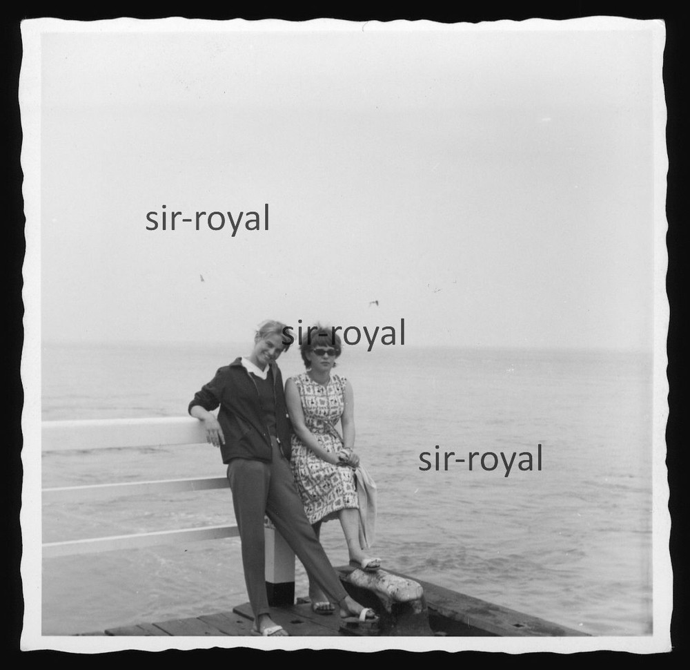 Two young women in Duhnen 1962-Cuxhaven-photo 9x9cm