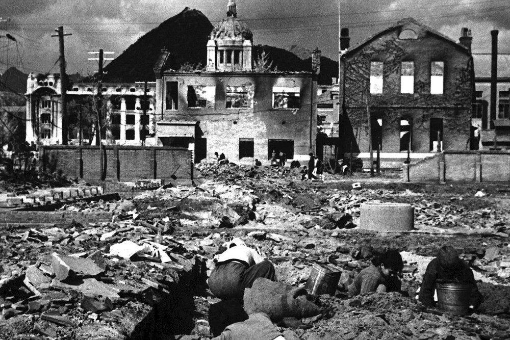 New Korean War Photo: Women and Children Among the Rubble of Seoul – 6 Sizes!