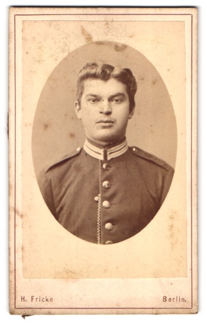 Photograph H. Fricke, Berlin, Friedrichstr. 247, Young Soldier in Guard Uniform