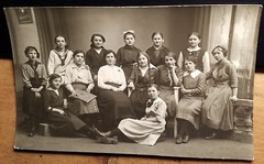 Group of girls – probably schoolgirls – backdrop / photo J. Grimm Offenburg