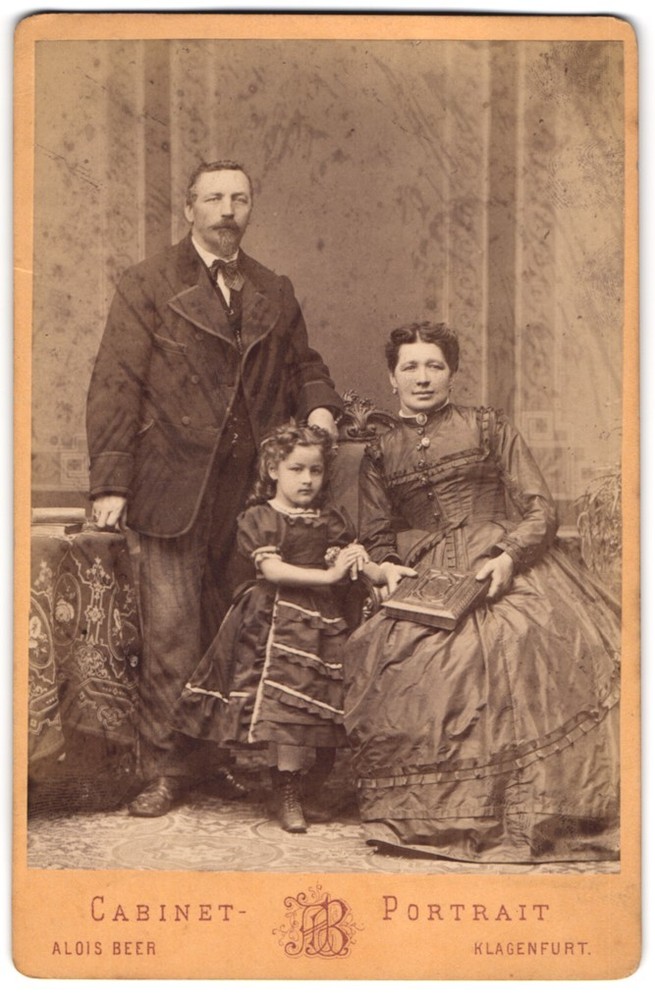 Photograph Alois Beer, Klagenfurt, parents with little curly girl in the Sun