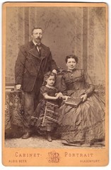 Photograph Alois Beer, Klagenfurt, parents with little curly girl in the Sun