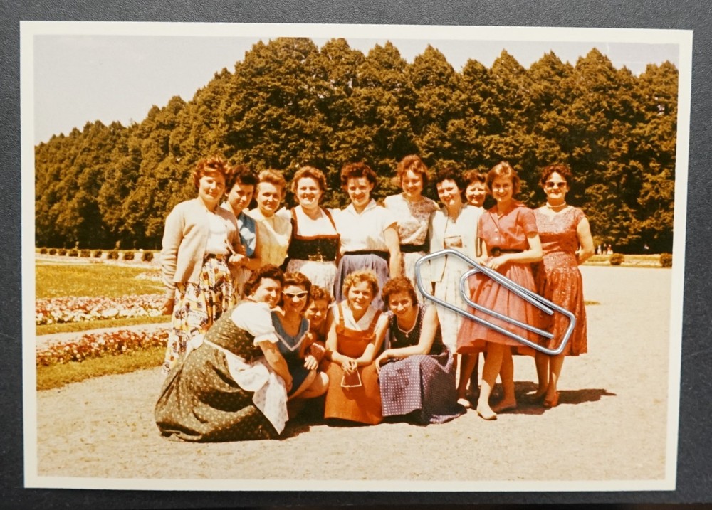 Photo portrait young women model vintage color group picture park costume Bavaria
