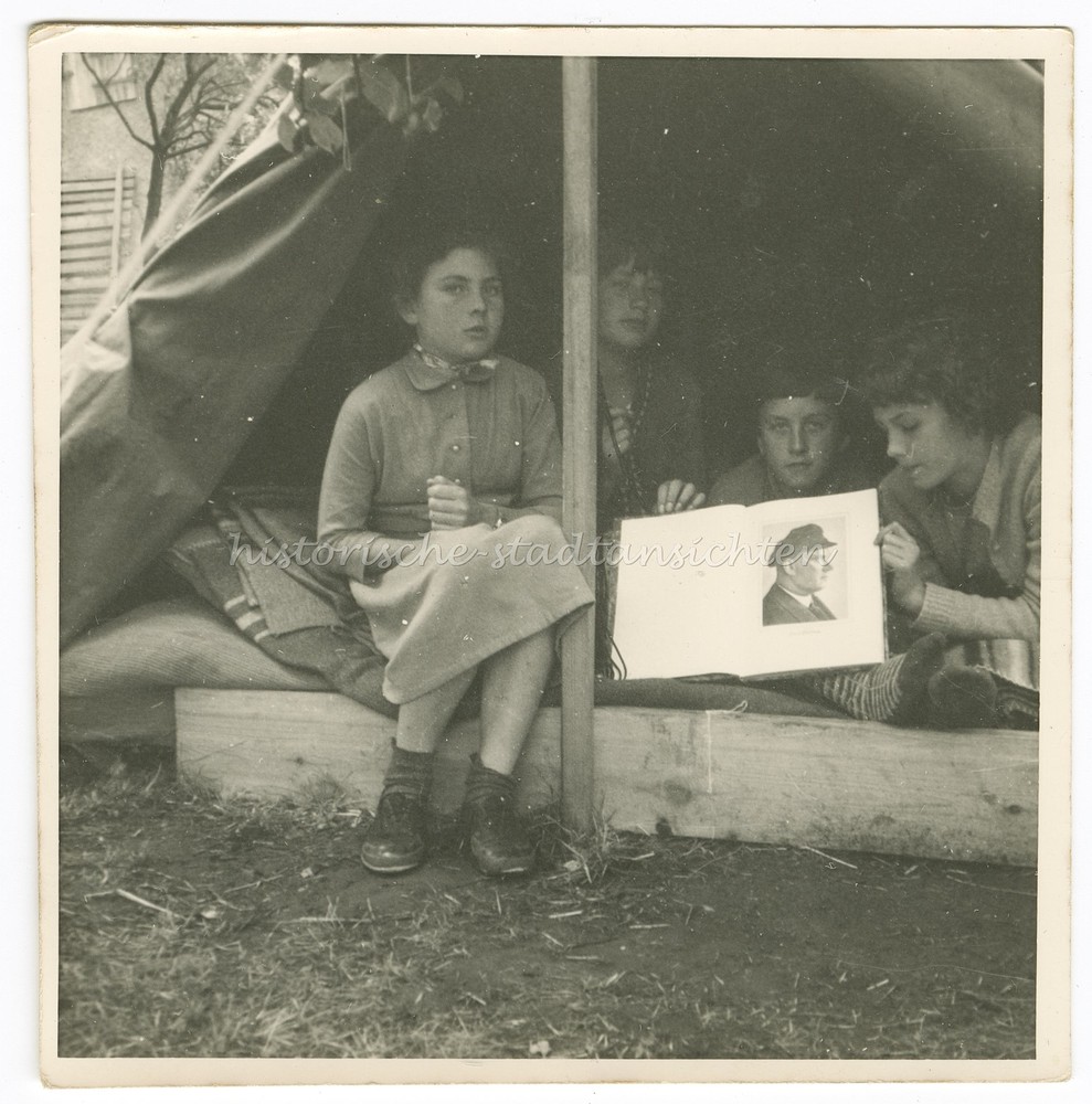 Mädchen im Zelt mit Buch vmtl. Ernst Thälmann DDR Ferienlager -Altes Foto 1950er