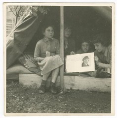 Mädchen im Zelt mit Buch vmtl. Ernst Thälmann DDR Ferienlager -Altes Foto 1950er