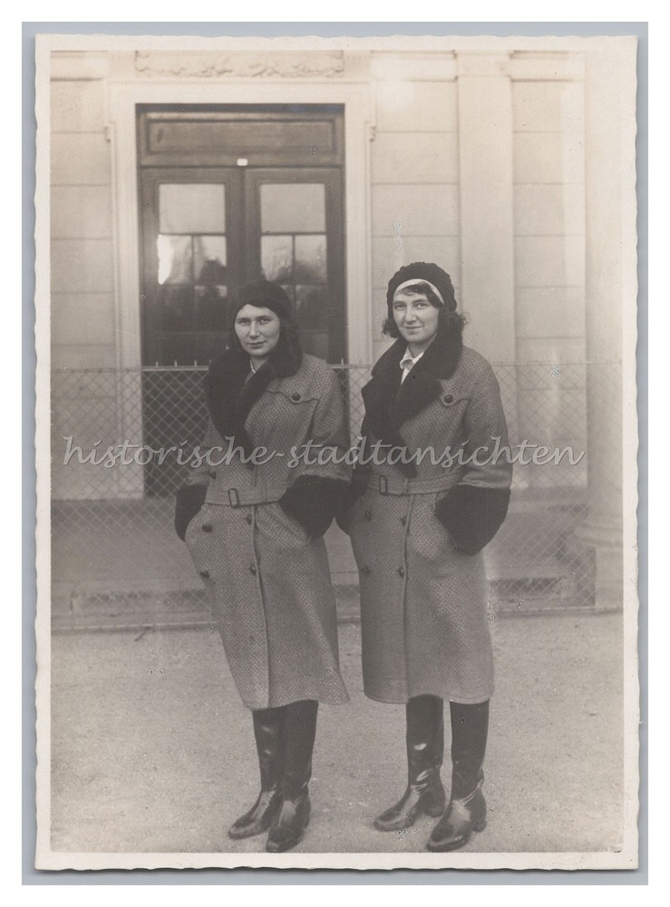 2 women in partner look – coat hat paint boots – old photo 1930s