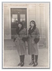 2 women in partner look – coat hat paint boots – old photo 1930s