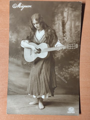 Postcard postcard photo Mignon woman guitar girl studio photo studio F3
