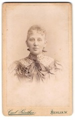 Photograph Carl Günther, Berlin, Behrenstraße 24, portrait of a lady in elegant