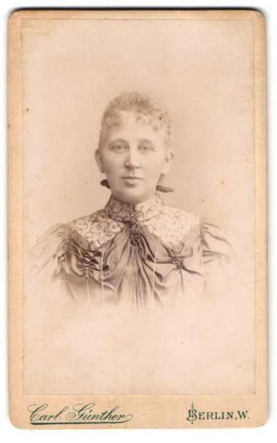 Photograph Carl Günther, Berlin, Behrenstraße 24, portrait of a lady in elegant