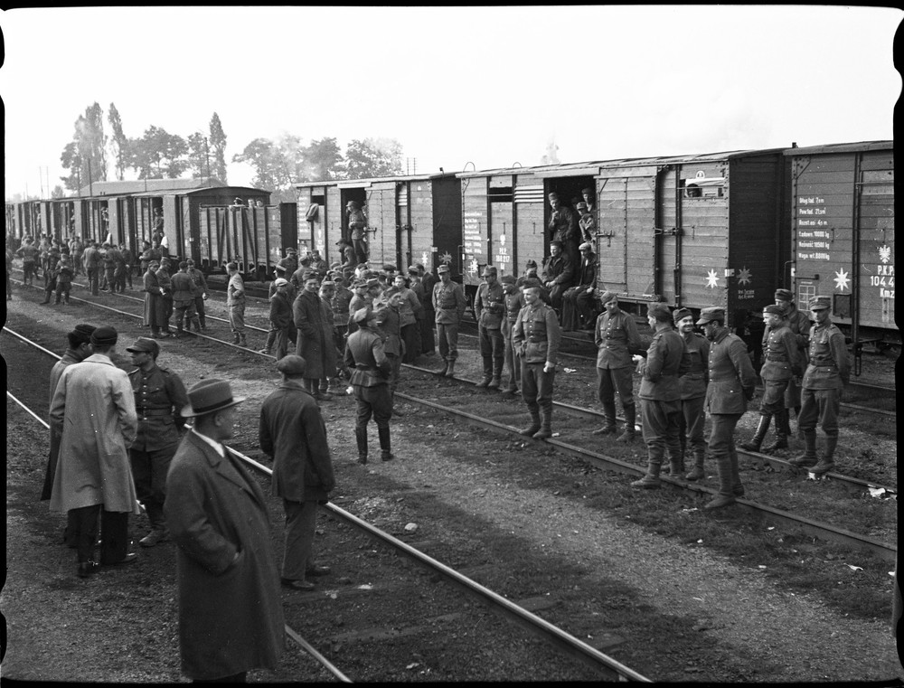 Polish soldiers fleeing from Nazis and Communists in Hungary World War II, by Sz