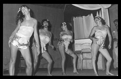 Pretty Women Dancing in Tight Dresses – 1980s – Photo 14x9cm