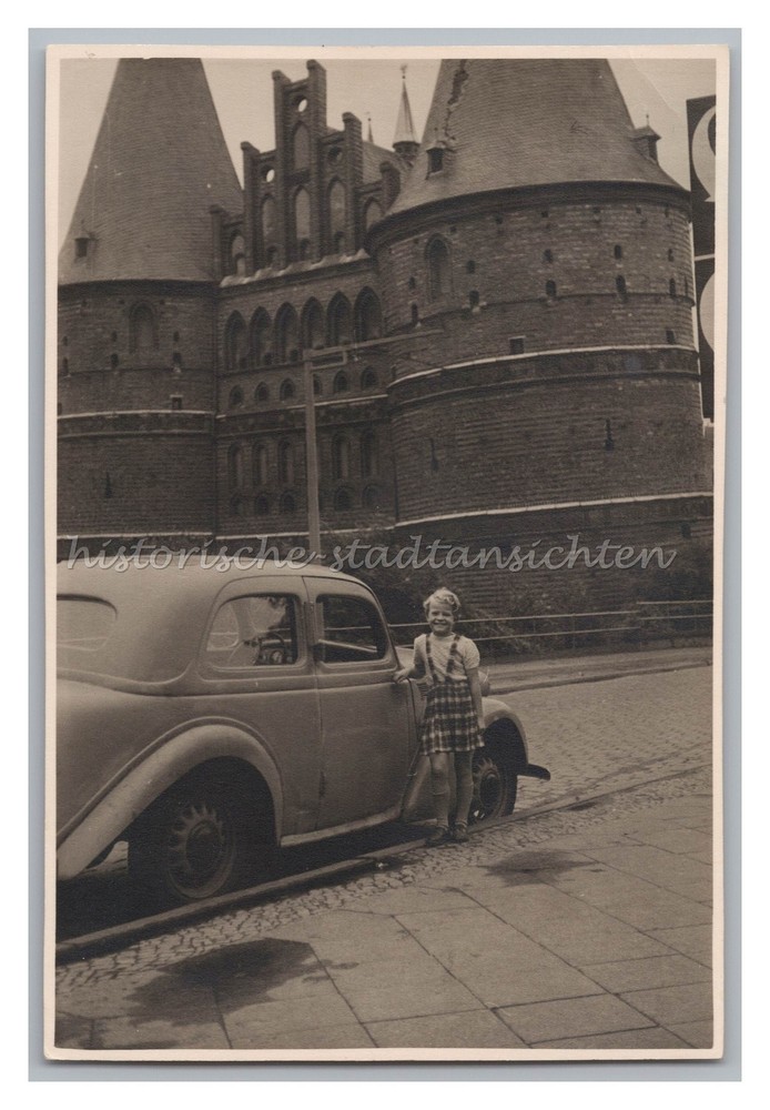 Lübeck – Holstentor – Mädchen vor Auto – Altes Foto 1940er
