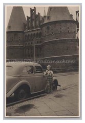 Lübeck – Holstentor – Mädchen vor Auto – Altes Foto 1940er