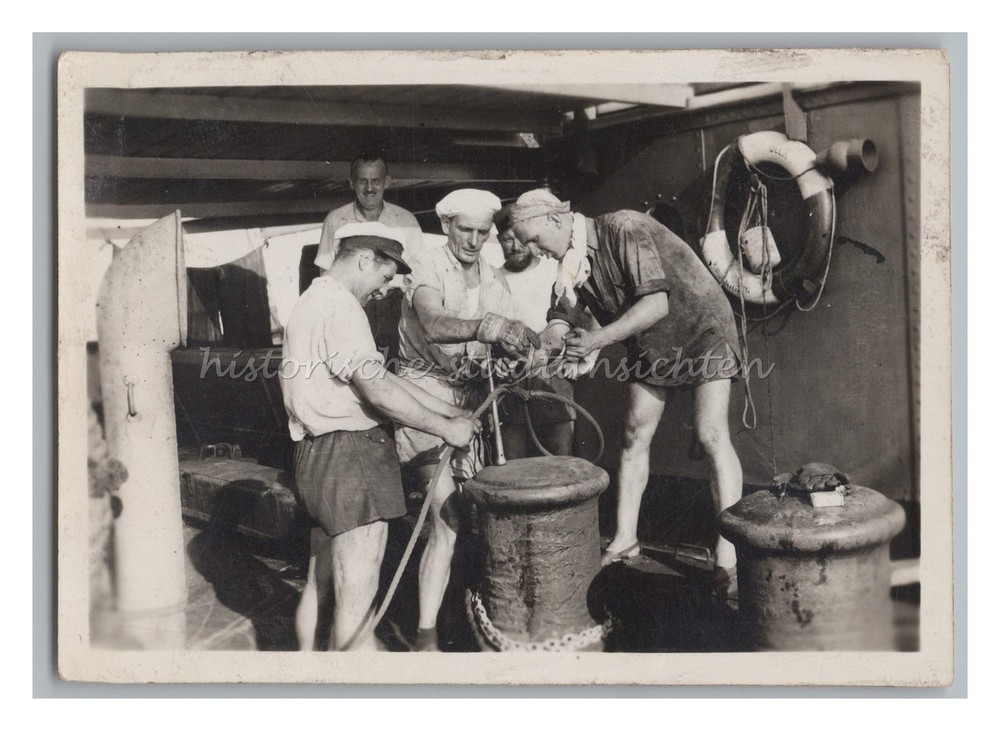 Beautiful Photo of Sailor Machinist at Work Professions Maritime – Old Photo