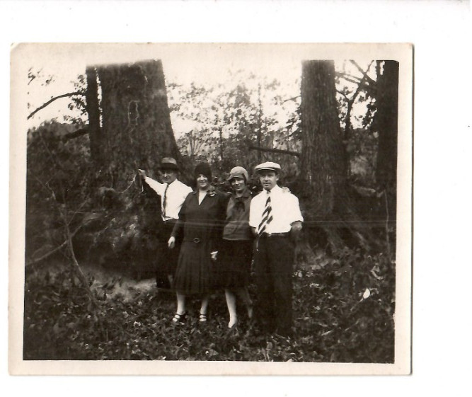 12999- Photo Postcard * 2 Young Couples in the Park * Rocky River 1920