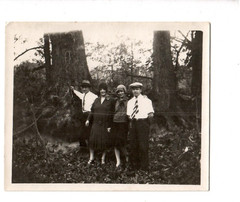 12999- Photo Postcard * 2 Young Couples in the Park * Rocky River 1920