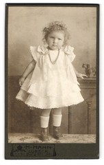 Photograph H. Hahn, Lübeck, size Burg-Str. 33, little girl with curly hair