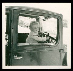 Laughing Child 1936 Driving in Car Vehicle – 1930s – Photo 6x6cm