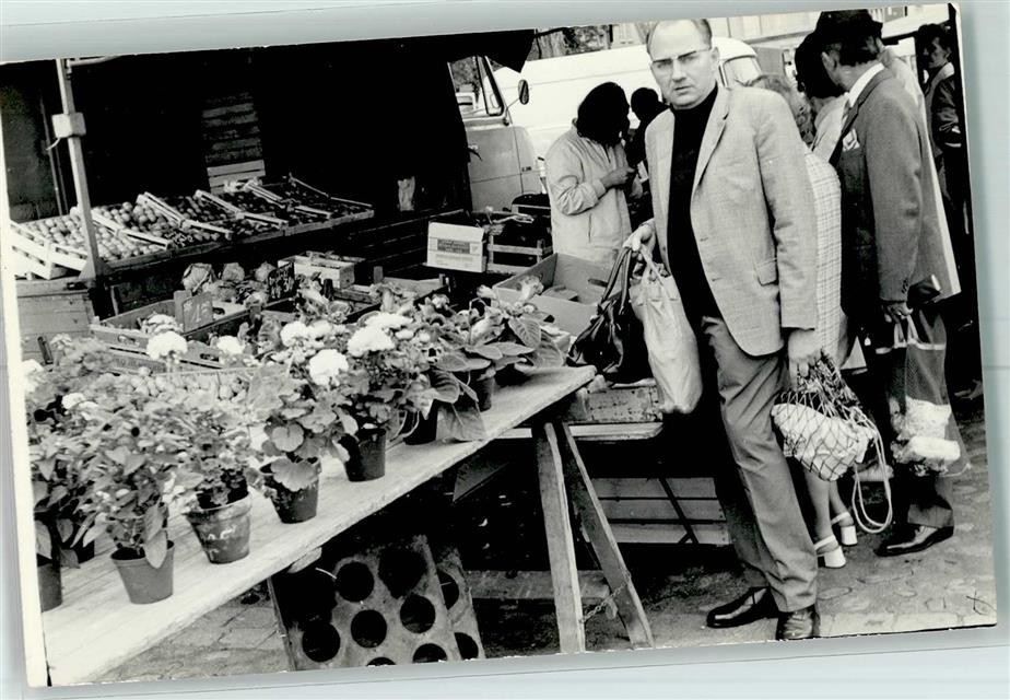 10368038 – weekly market market scene rural life