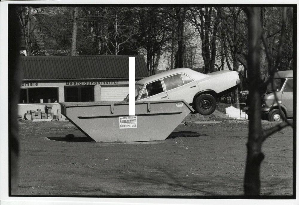 30x20cm orig archive photo around 1989 car «Opel Rekord in garbage container» photo