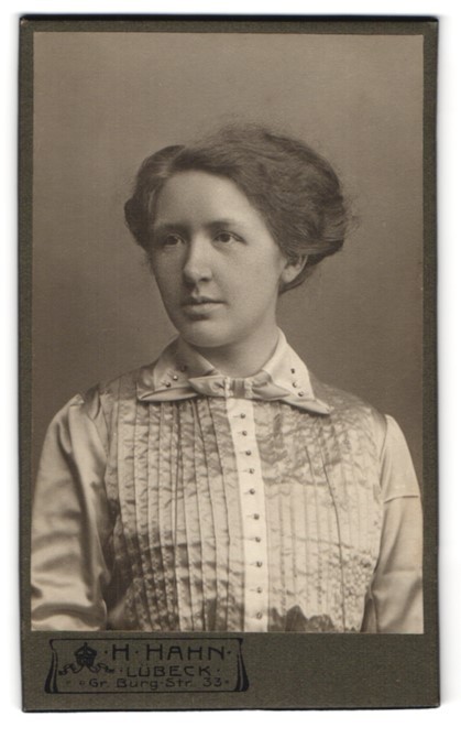 Photograph H. Hahn, Lübeck, size Burgstr. 33, Portrait of a Young Woman