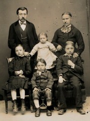 Negative on glass, 13×18 cm, Portrait of a bourgeois family No.2