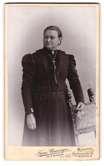 Photograph Franz Neumayer, Munich, Neuhauserstraße 20, woman with flower in H