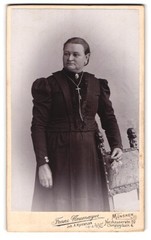 Photograph Franz Neumayer, Munich, Neuhauserstraße 20, woman with flower in H