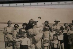 tolles altes Gruppenfoto mit Eisbär – Wangerooge ???? (2)
