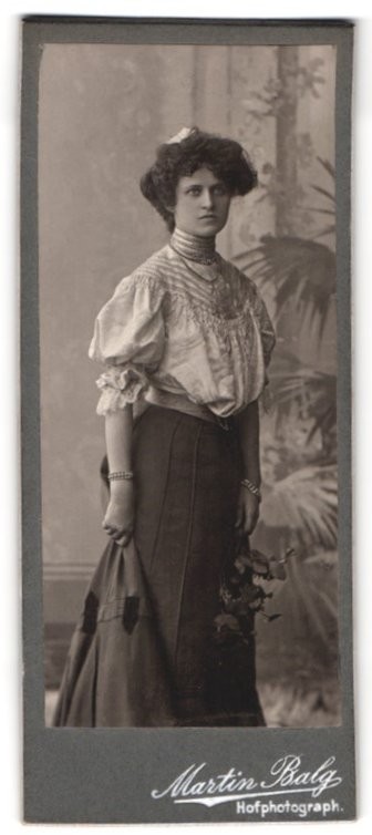 Photograph Martin Balg, Berlin-C, Dirksenstrasse 25, portrait young lady in pretty