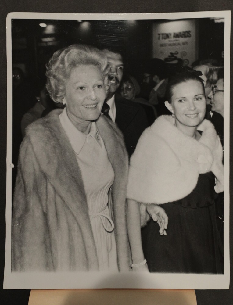 Pat Nixon with daughter press photograph 8×10, b/w 1976