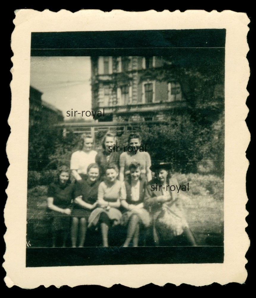 Katowice 1944 – Young Women at Wilhelmsplatz – 1940s Katowice – Photo 6x8cm