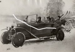 21x15cm HTF Photo 1926 England Vintage Convertible Ladies Skiing Snow Photo