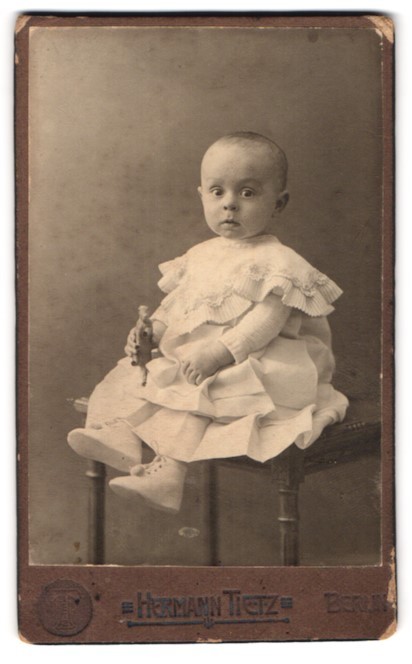 Photography Hermann Tietz, Berlin, Leipziger-Straße, baby with white dress a
